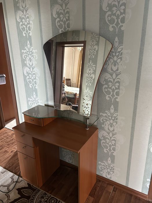 стол с тумбой и зеркалом