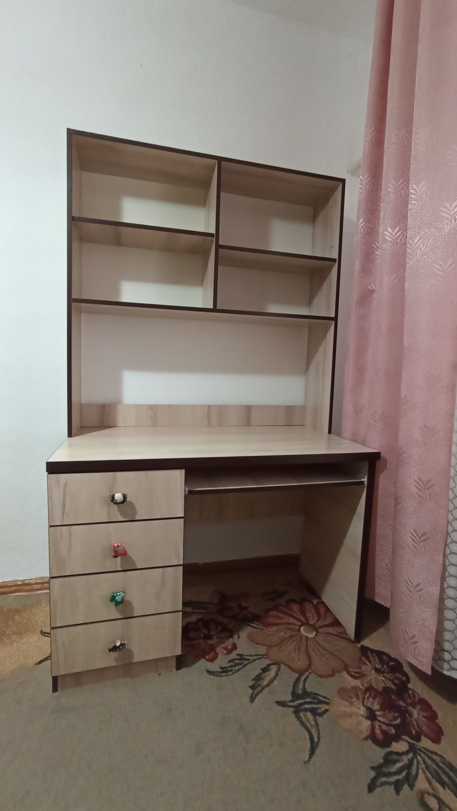 Стол детский в спальню