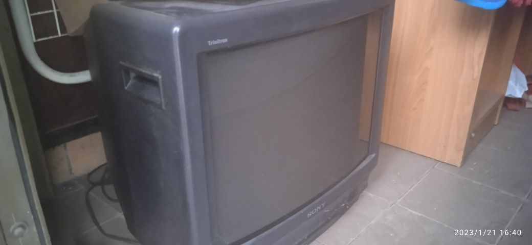 Продавам работещ телевизор sony blak trinitron 21 инча. Работещ !