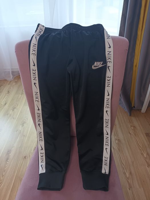 Pantaloni de trening Nike Sportswear, de culoare neagră, cu logo-ul Ni