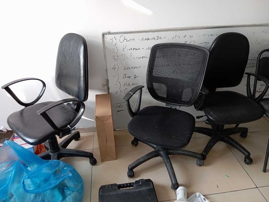 офисные кресла / стулья по 1000