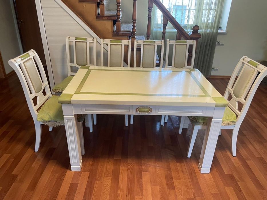 Продается кухонный стол со стульями