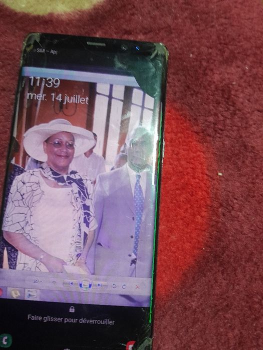 Vând lot de mobile defecte .