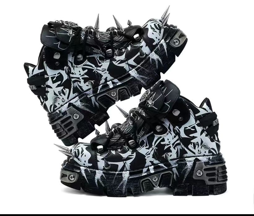 Эксклюзивные ботинки с металлическими шипами и принтом