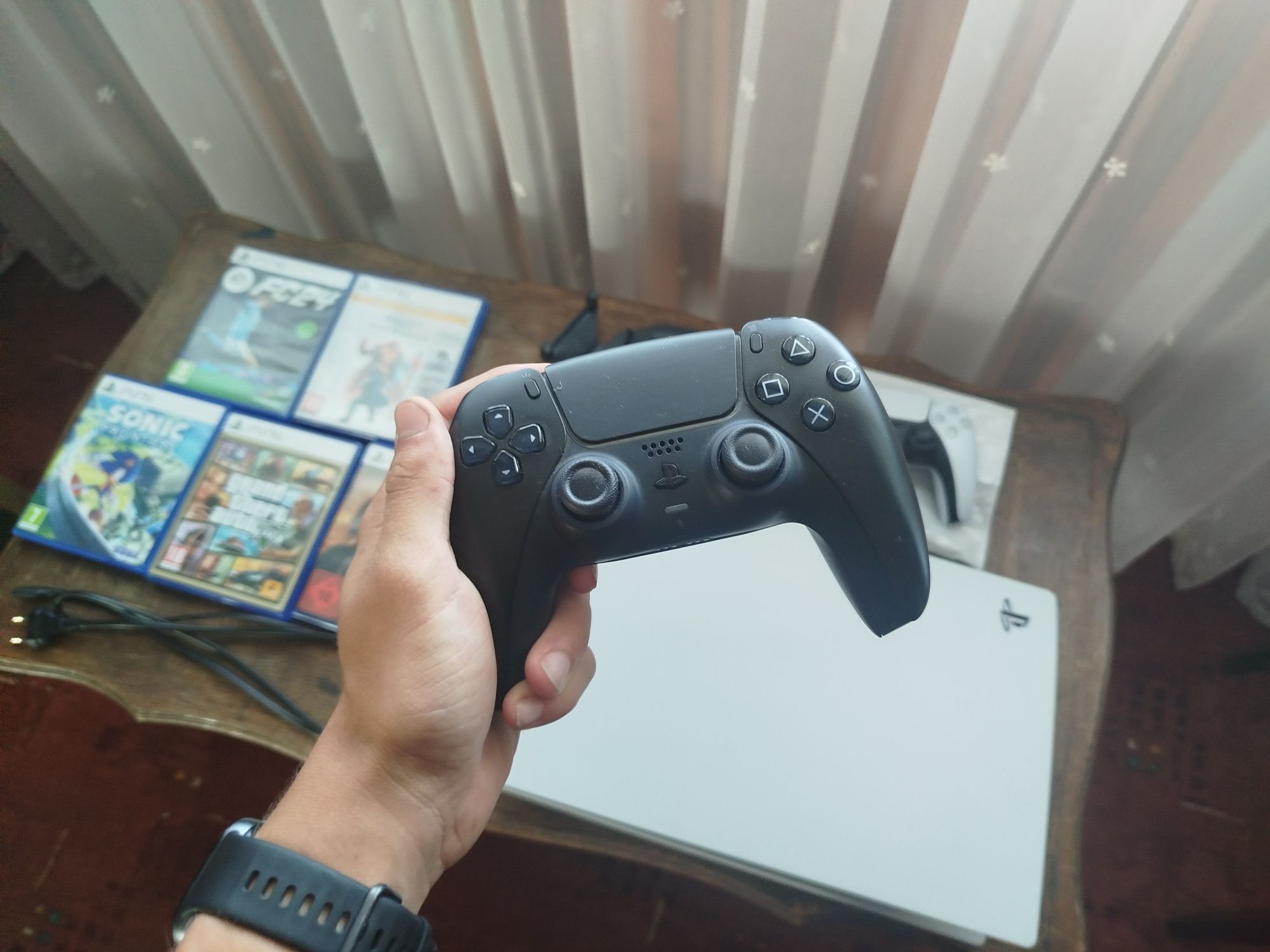 Playstation 5 (със 2 контролера и 5 игри)