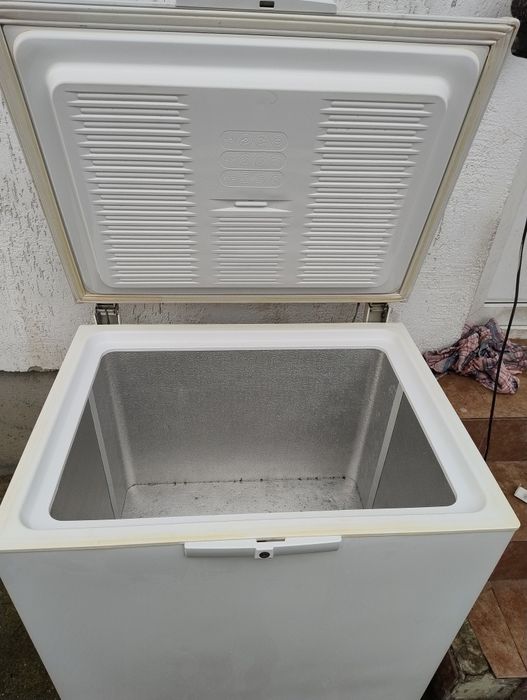 Vând ladă frigorifică Whirlpool