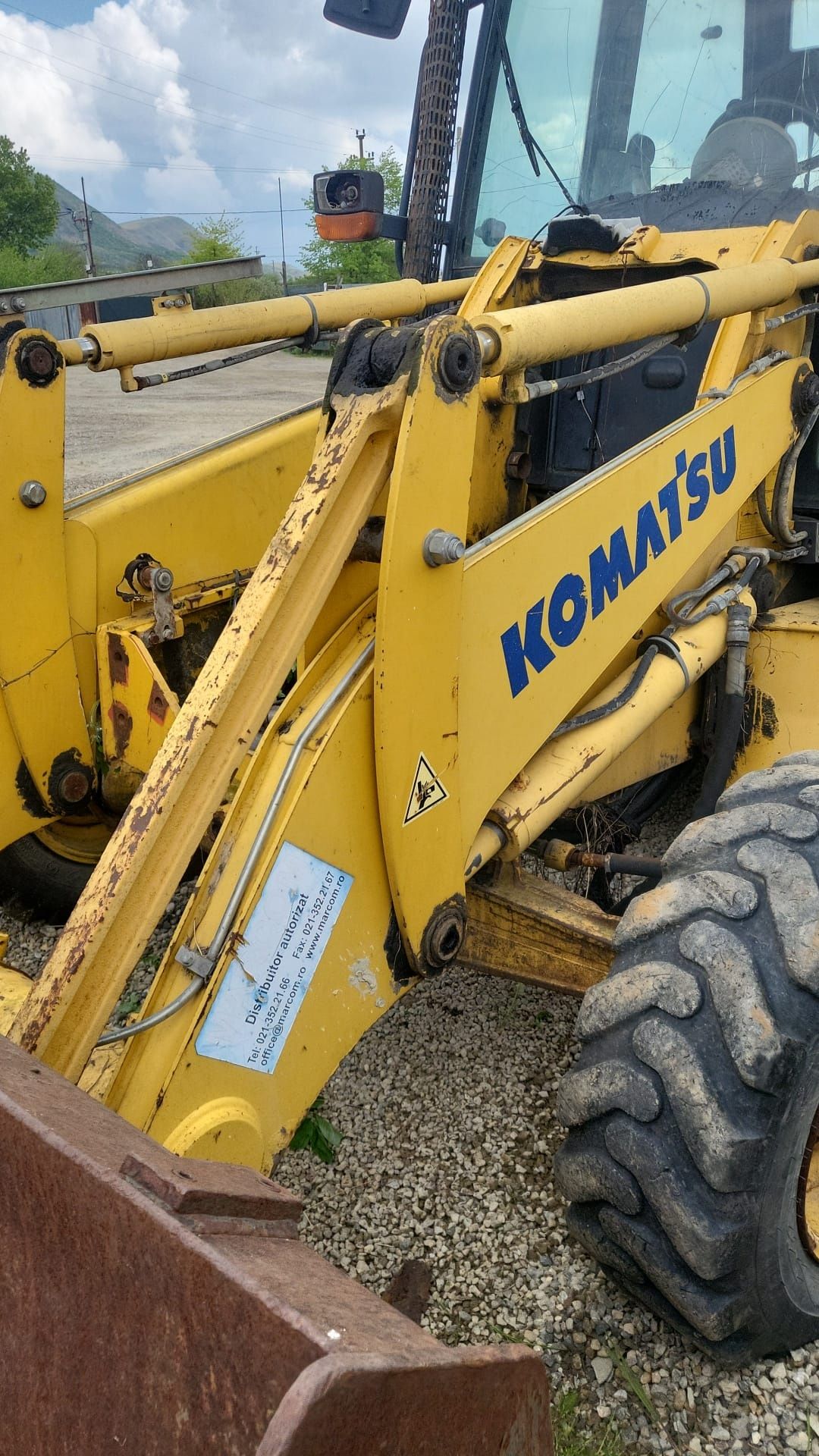 Dezmembrez buldoexcavator Komatsu an 2008