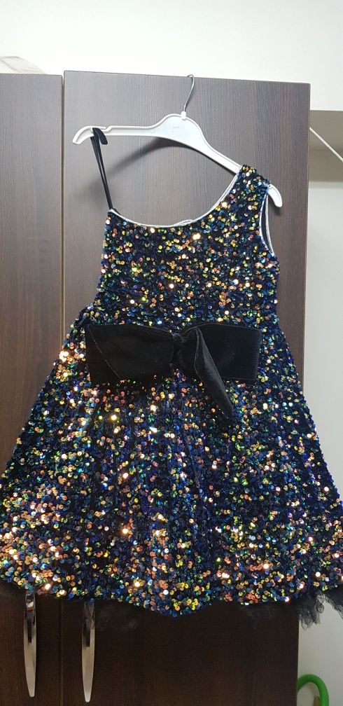 Платье детское на 5-6 лет с пайетками