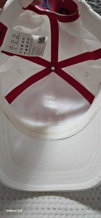 Чисто нова шапка HUGO и черна с брокат от Англия