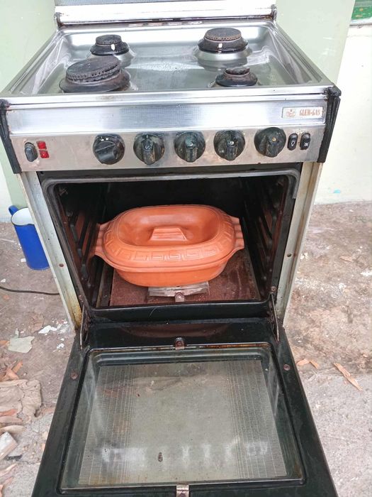 Aragaz din inox cu 4 ochiuri și cuptor