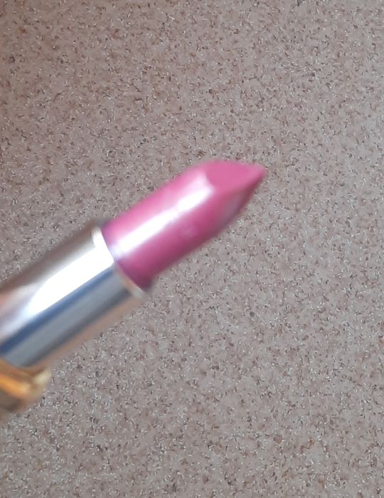 Помада l'Oreal  увлажняющая