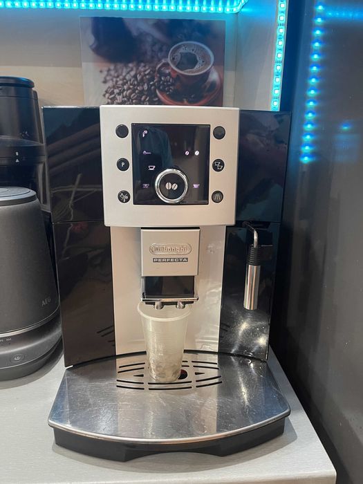 Кафе машина DELONGHI PERFECTA Esam 5400.