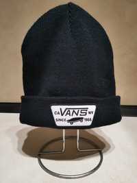 Зимна шапка Vans.