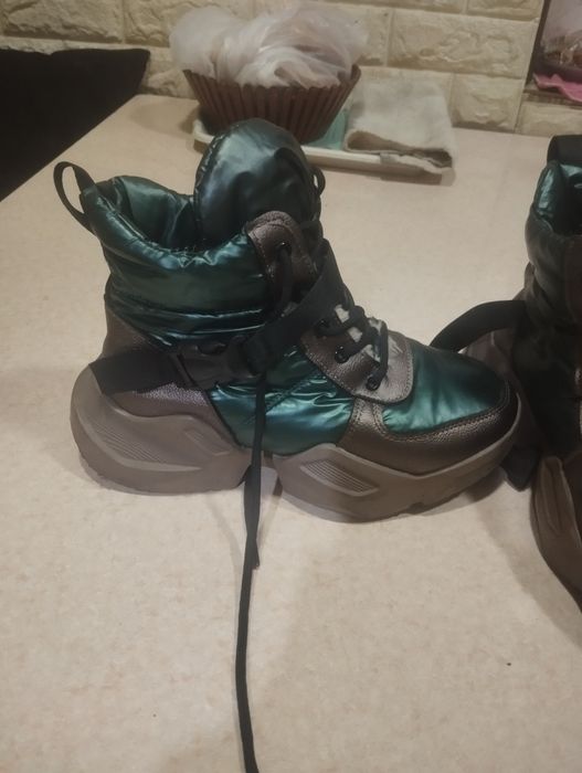 Продаю утеплённые ботинки.