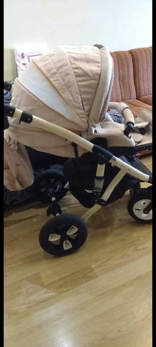 Бебешка бежова количка