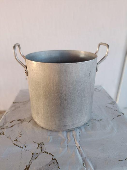 Продам  алюминевую кастрюлю 20л