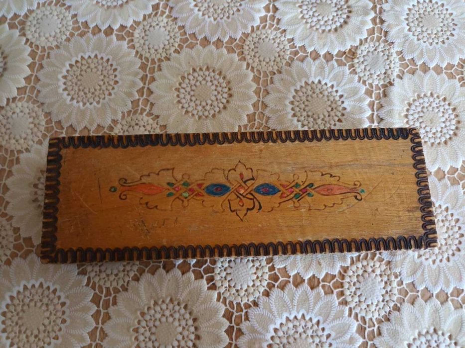 Дървен, лакиран и пирографиран пинал