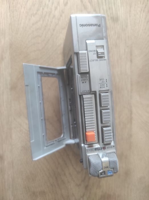 Recorderul-casetofon PANASONIC RQ-136 de epocă este un casetofon