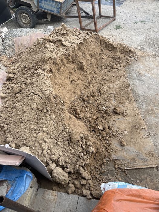 Глина очень хорошая без камней и не комковая хоть на хлеб маж