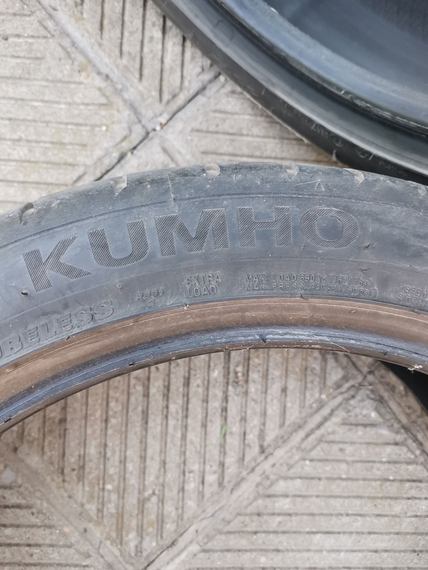 Два броя гуми Kumho