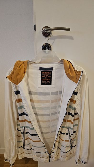 Geaca Bershka de primăvară