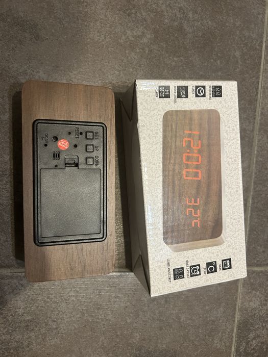 Електронен часовник с термометър