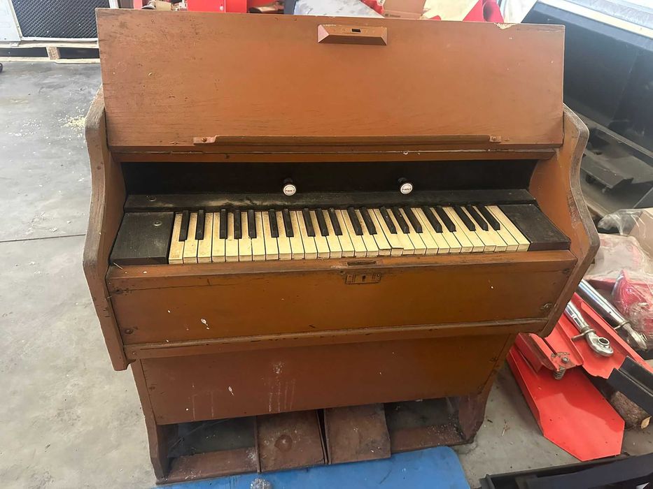 De vânzare armoniu (asemănător cu orga)