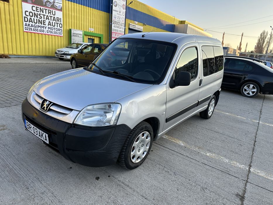 Peugeot Partner 1.6 HDI. Masina are mici probleme conform descrierii.