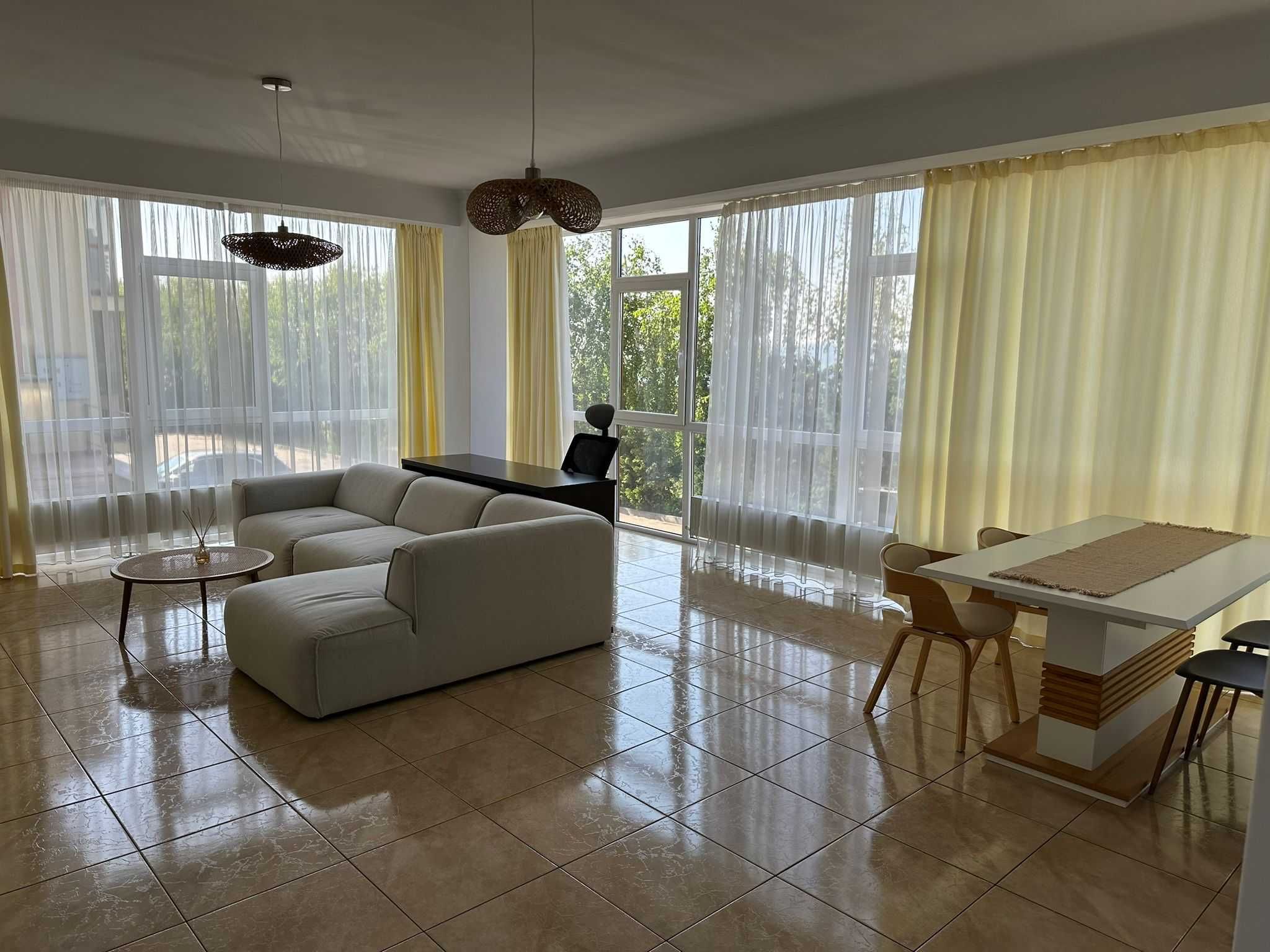 Închiriez ap. 100 mp în Făget (hotel Stil), 3 camere, parcare, gradină