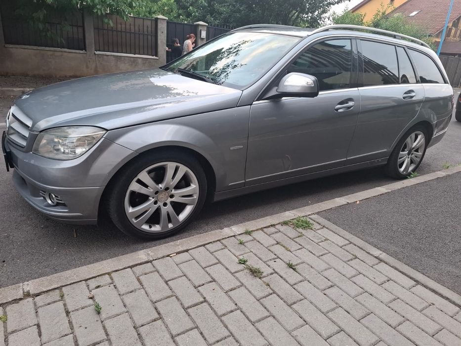 Vând Mercedes C 220