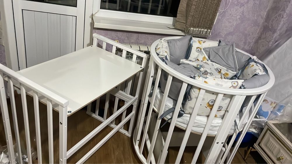 Манеж и пеленальный столик для детей