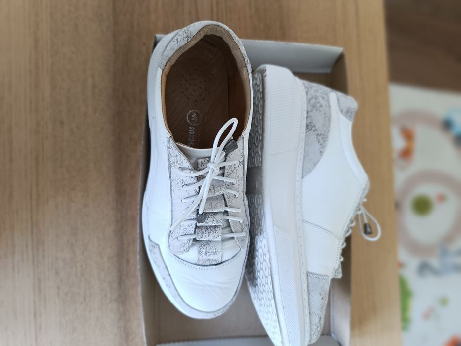 Спортни обувки от естествена кожа