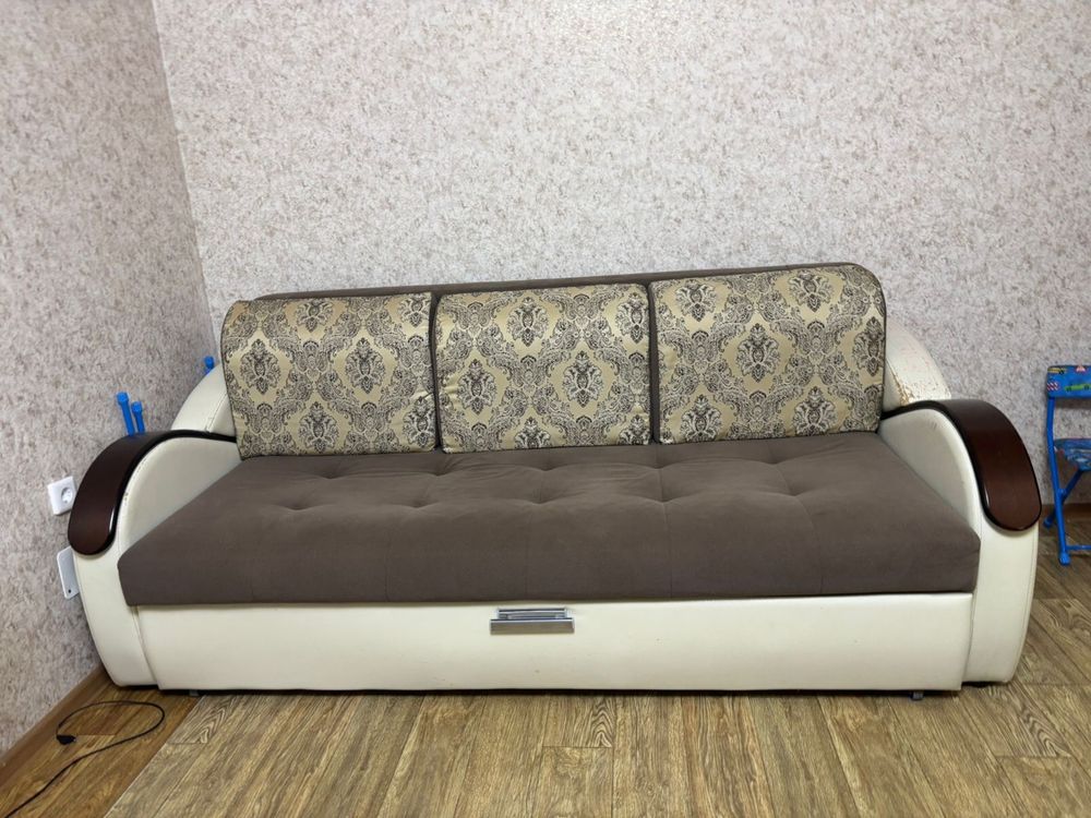 Продам диван в районе мкр.юбилейный