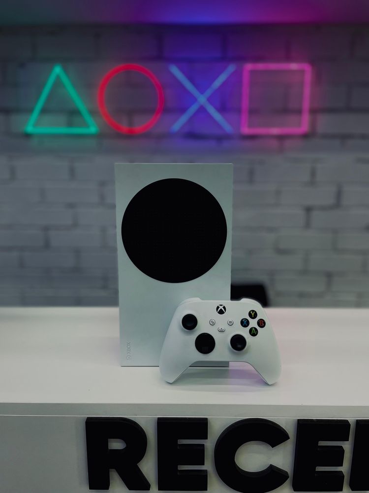 XBOX SERIES S в отличном состоянии