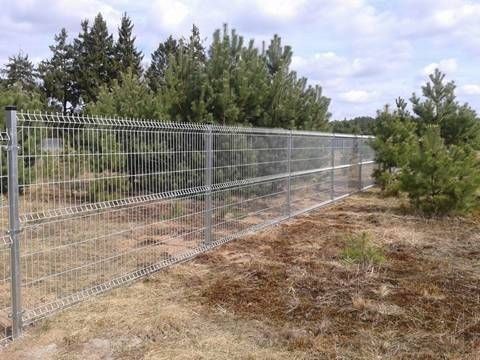 Garduri și porți din plasă bordurată
