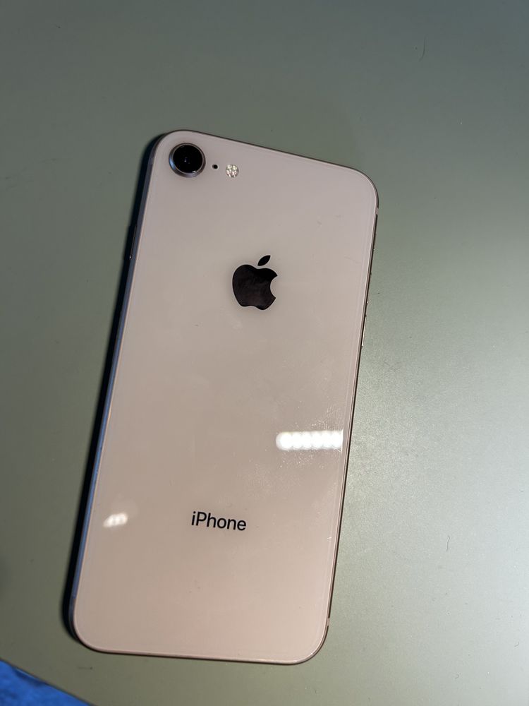 Продавам Iphone 8