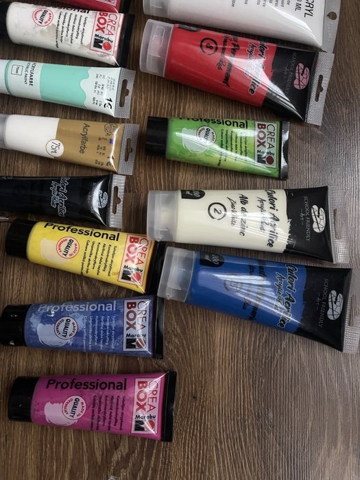 Acrilice, pensule, ustensile pictura