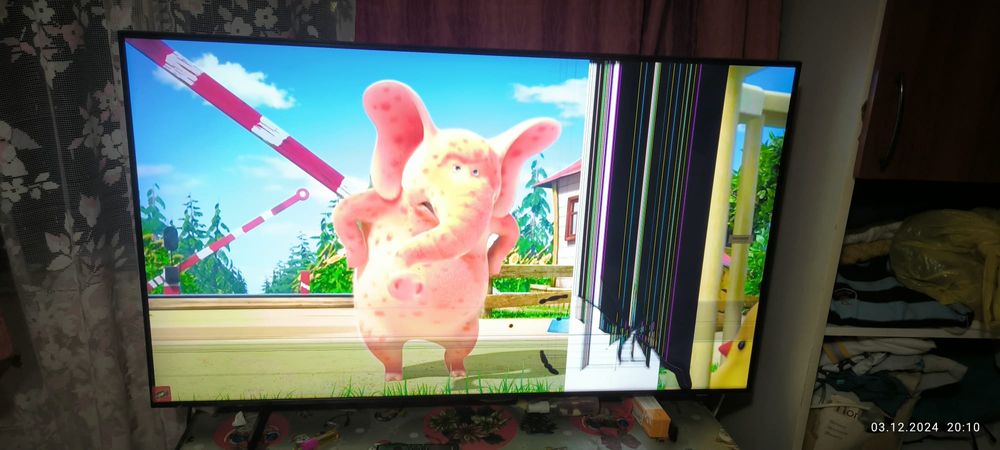 Vând TV defectul se vede in poza cei care îl doresc pt piese