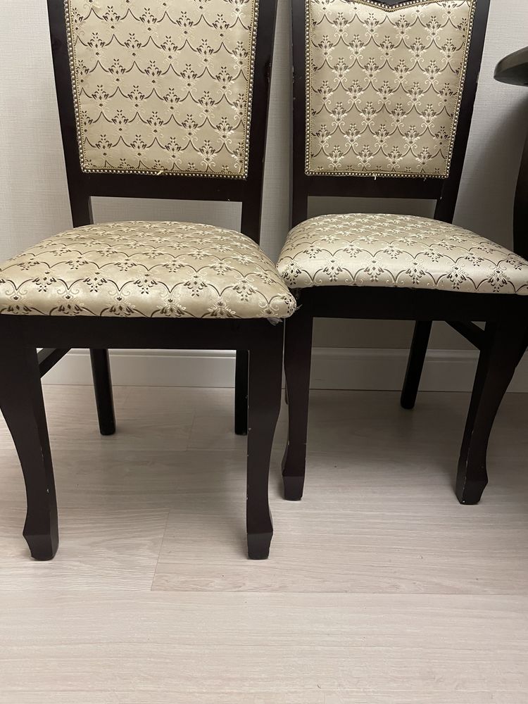 Стол гостиный 1*2.35 см и 6 стульев