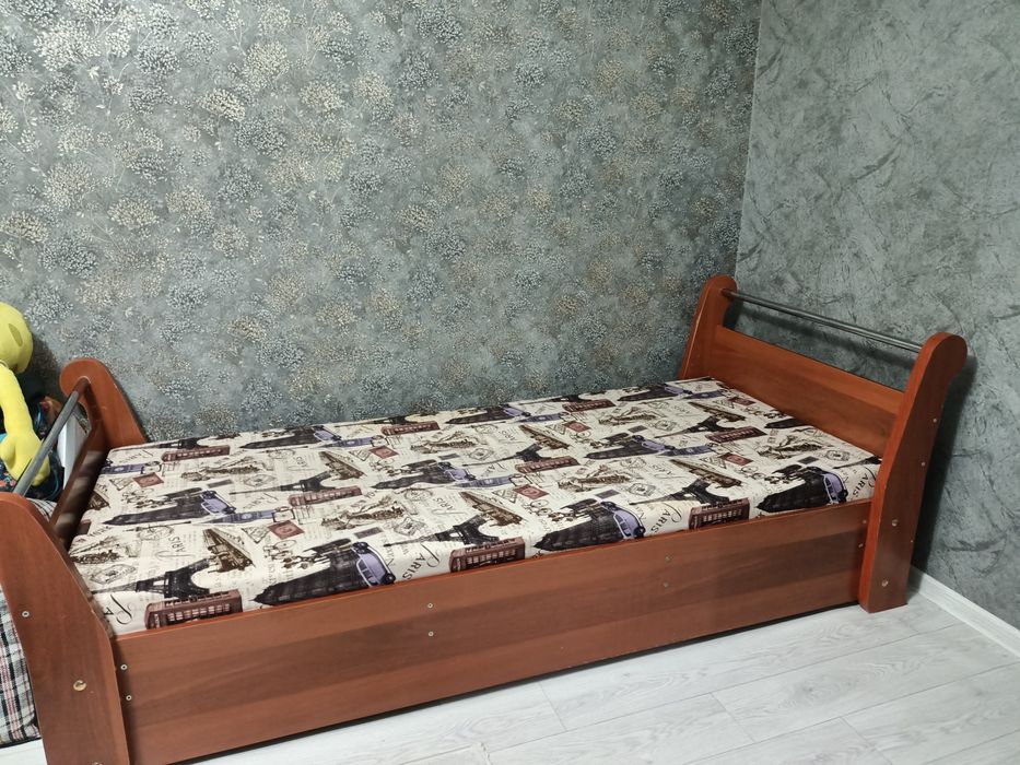 Продам кровать полуторку