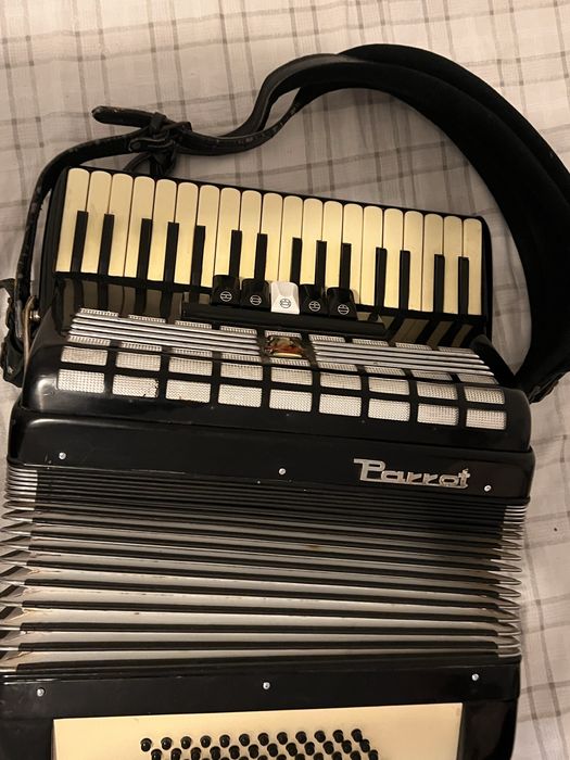 acordeon de vanzare 1000 lei pret fix