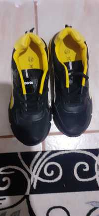 Pantofi sport masura 36 negrul cu.galben.