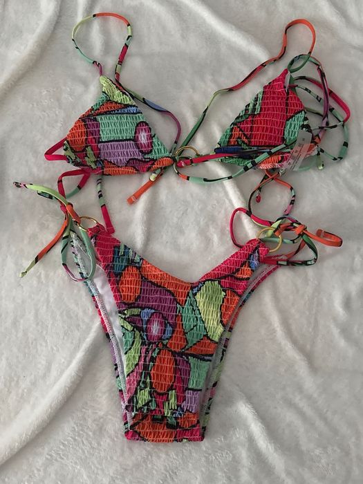 Vând costume de baie și articole pentru plajă.