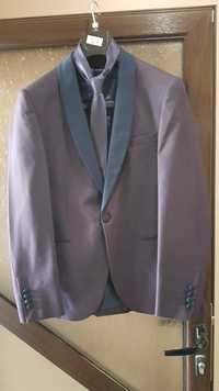 Мъжки официален костюм подходящ за абитуриент и вратовръзка към него