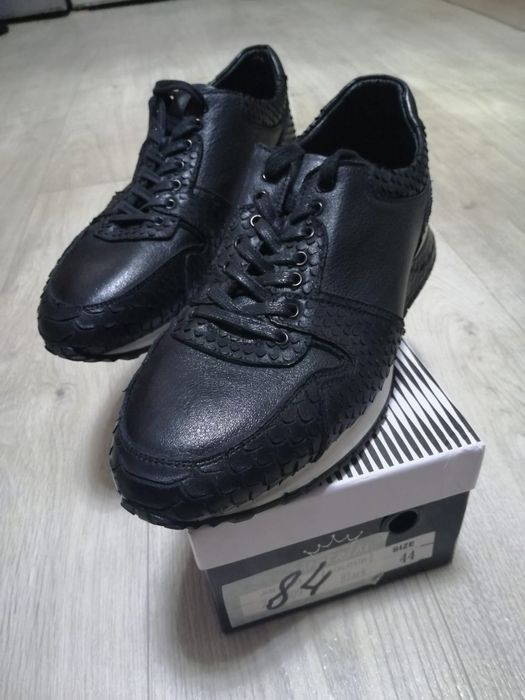 Продам демизизонные кожаные кроссовки