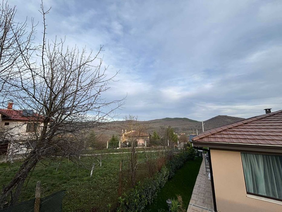 Продава къща с.Остра Могила