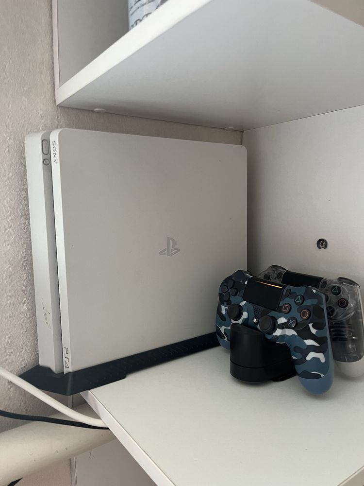 Продам PS4 1tb с диском