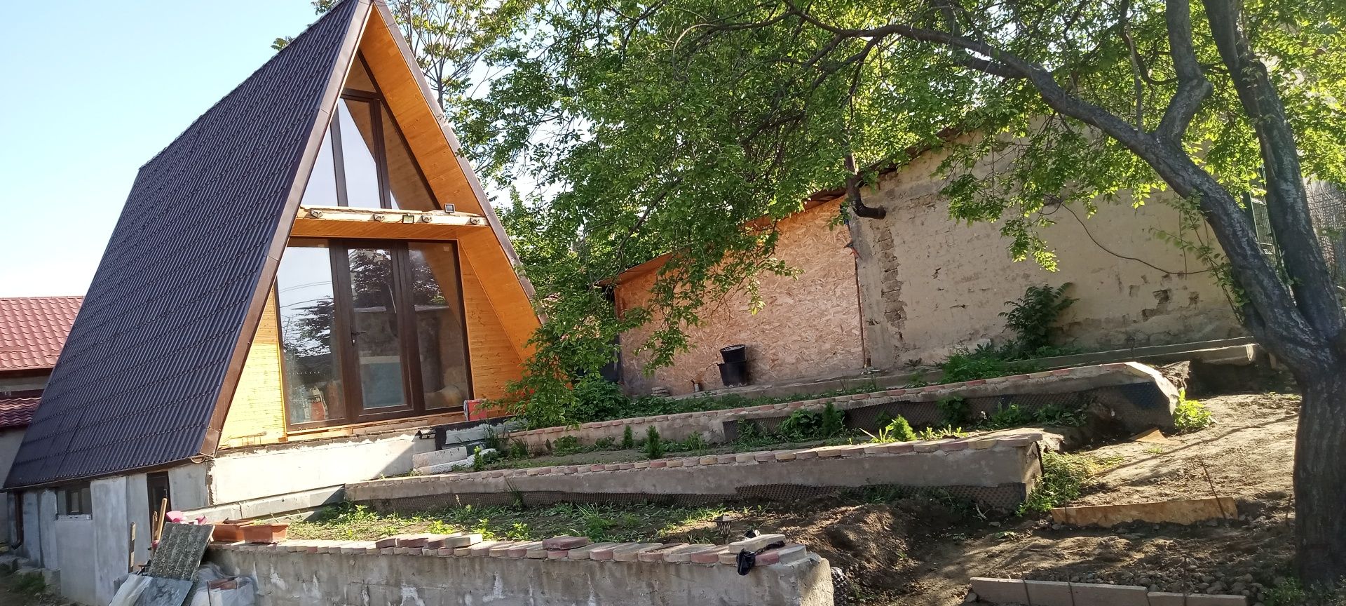 Casa Tip A-frame +  Casă bătrânească ultracentral!