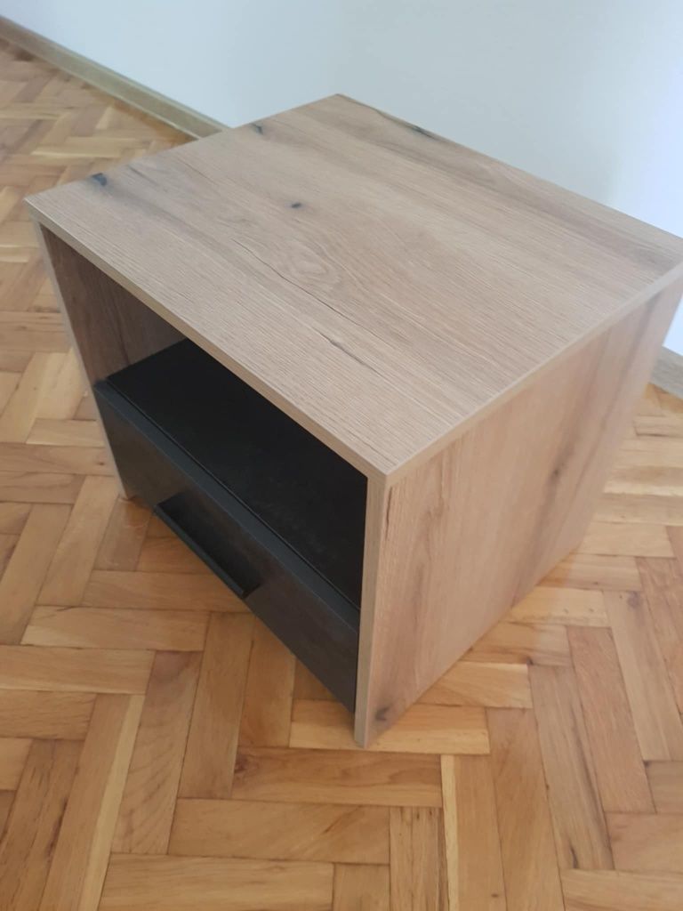 Запазено нощно шкафче.