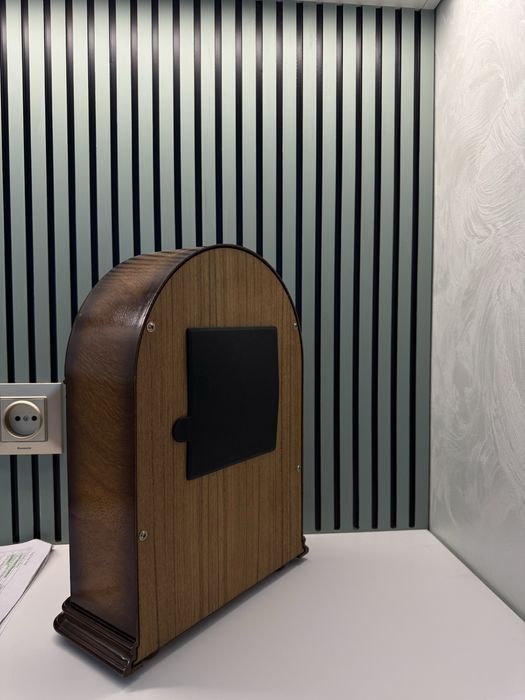 “настольные часы” с деревянным узором